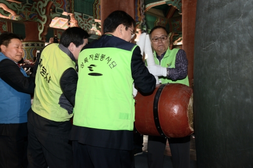 장석준 조직위원장을 비롯해 최일섭 한국사회복지협의회 부회장, 류시문 한국사회복지사협회장, 정재근 안전행정부 지방행정실장 등 내빈과 일반 시민들이 함께 대회의 성공적인 개최를 기원하는 보신각 종을 타종하고 있습니다